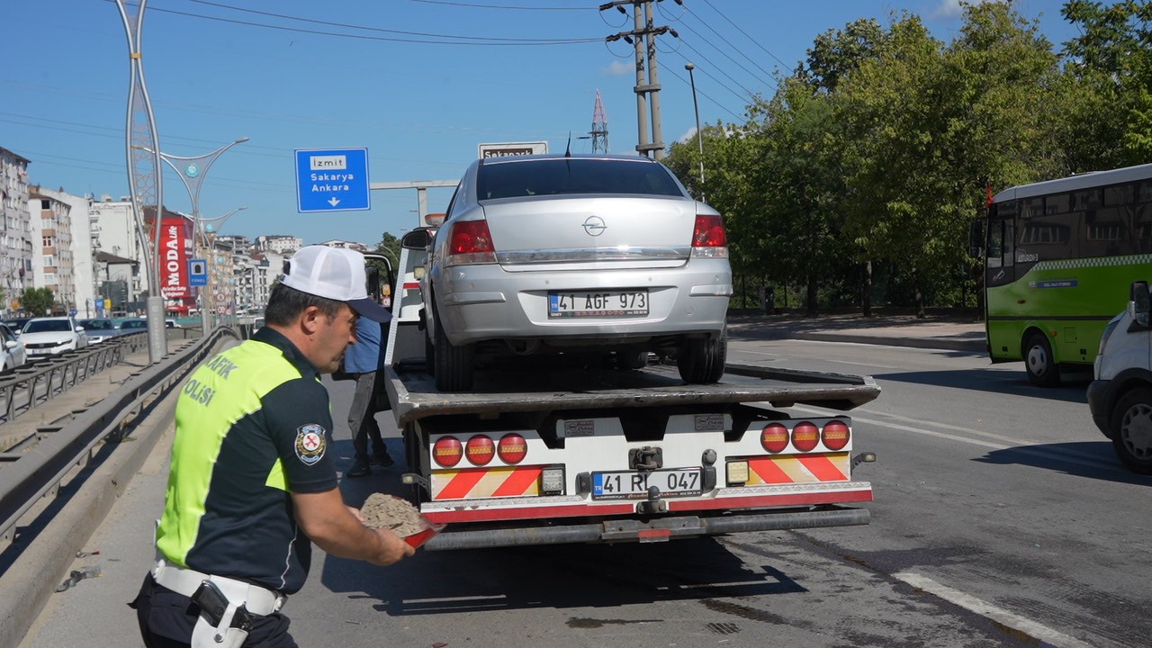Yavaşlayan trafik zincirlemeye kazaya sebep oldu: 1’i çocuk 3 yaralı 5 yavaslayan trafik zincirlemeye kazaya sebep oldu 1i cocuk 3 yarali 1 ywi8eqbJ