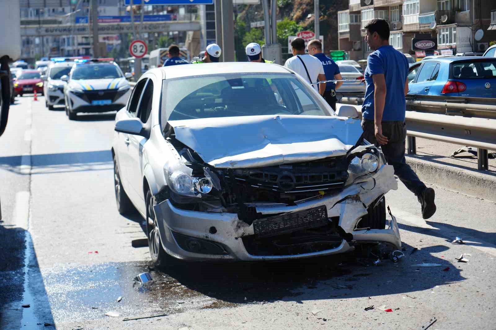 Yavaşlayan trafik zincirlemeye kazaya sebep oldu: 1’i çocuk 3 yaralı 6 yavaslayan trafik zincirlemeye kazaya sebep oldu 1i cocuk 3 yarali 2