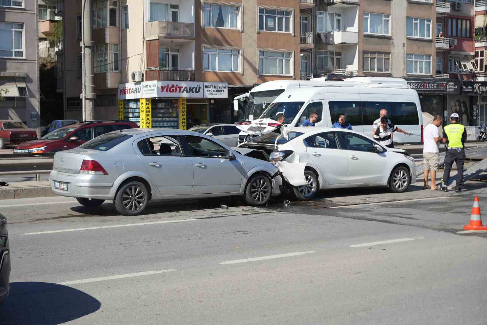 Yavaşlayan trafik zincirlemeye kazaya sebep oldu: 1’i çocuk 3 yaralı 8 yavaslayan trafik zincirlemeye kazaya sebep oldu 1i cocuk 3 yarali 4