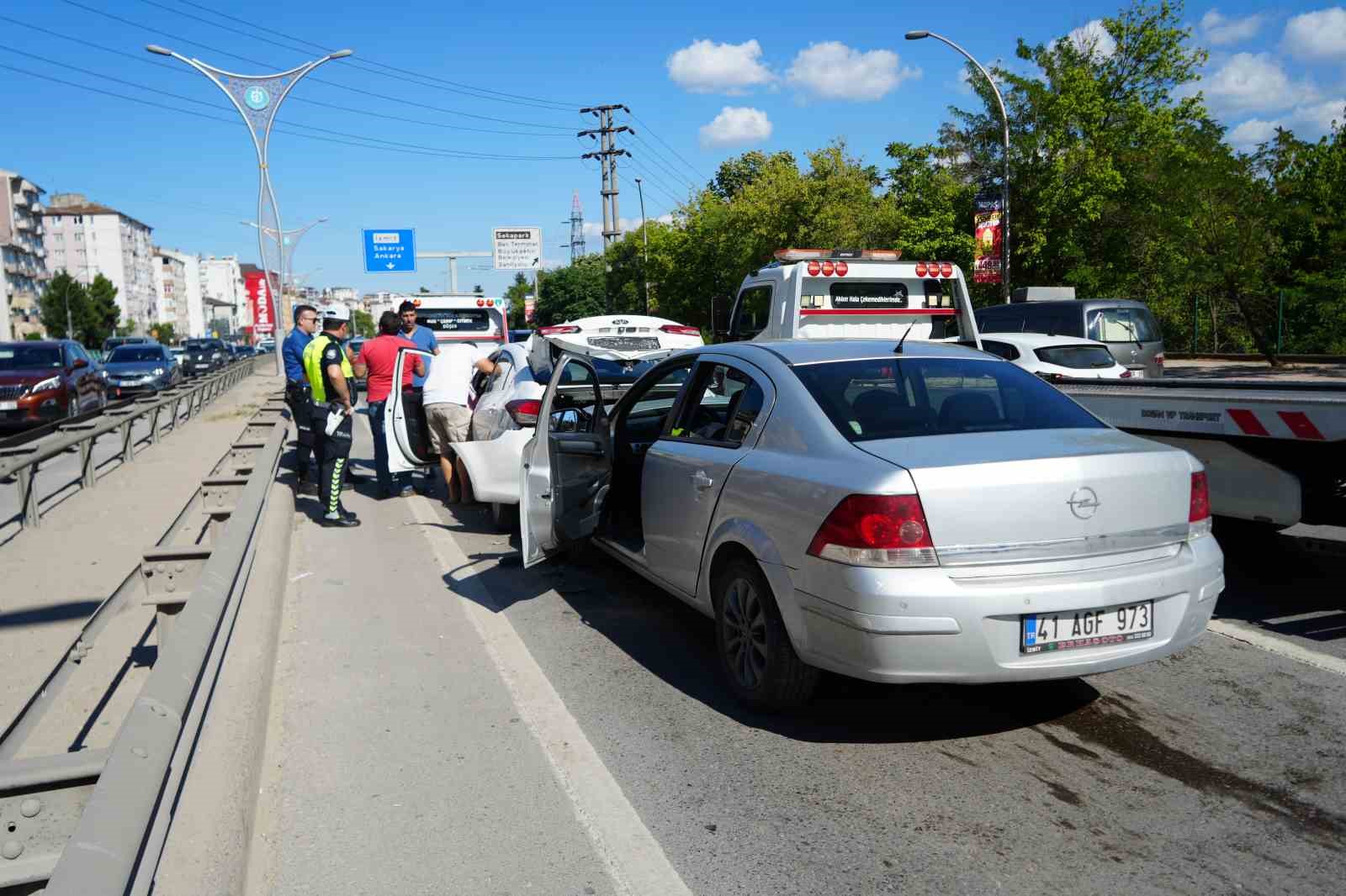 Yavaşlayan trafik zincirlemeye kazaya sebep oldu: 1’i çocuk 3 yaralı 9 yavaslayan trafik zincirlemeye kazaya sebep oldu 1i cocuk 3 yarali 5 3CaYVmG8