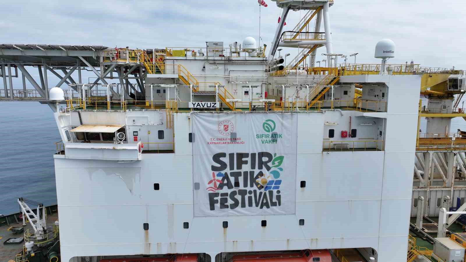 yavuz derin deniz sondaj gemisine sifir atik festivali yazili bir pankart asildi 0 Pwv3K2PK