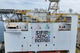 yavuz-derin-deniz-sondaj-gemisine-sifir-atik-festivali-yazili-bir-pankart-asildi-dPLW3fHu.jpg