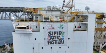 yavuz-derin-deniz-sondaj-gemisine-sifir-atik-festivali-yazili-bir-pankart-asildi-dPLW3fHu.jpg