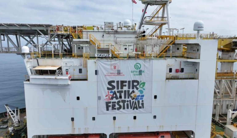 yavuz-derin-deniz-sondaj-gemisine-sifir-atik-festivali-yazili-bir-pankart-asildi-dPLW3fHu.jpg
