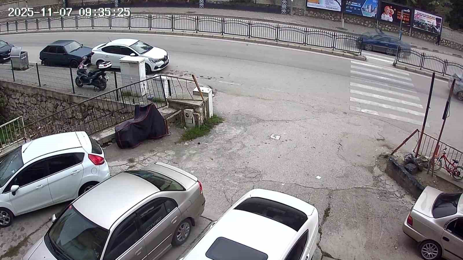 yaya gecidinde 5 gun arayla yasanan iki kaza kamerada 1 rhwPLtWY