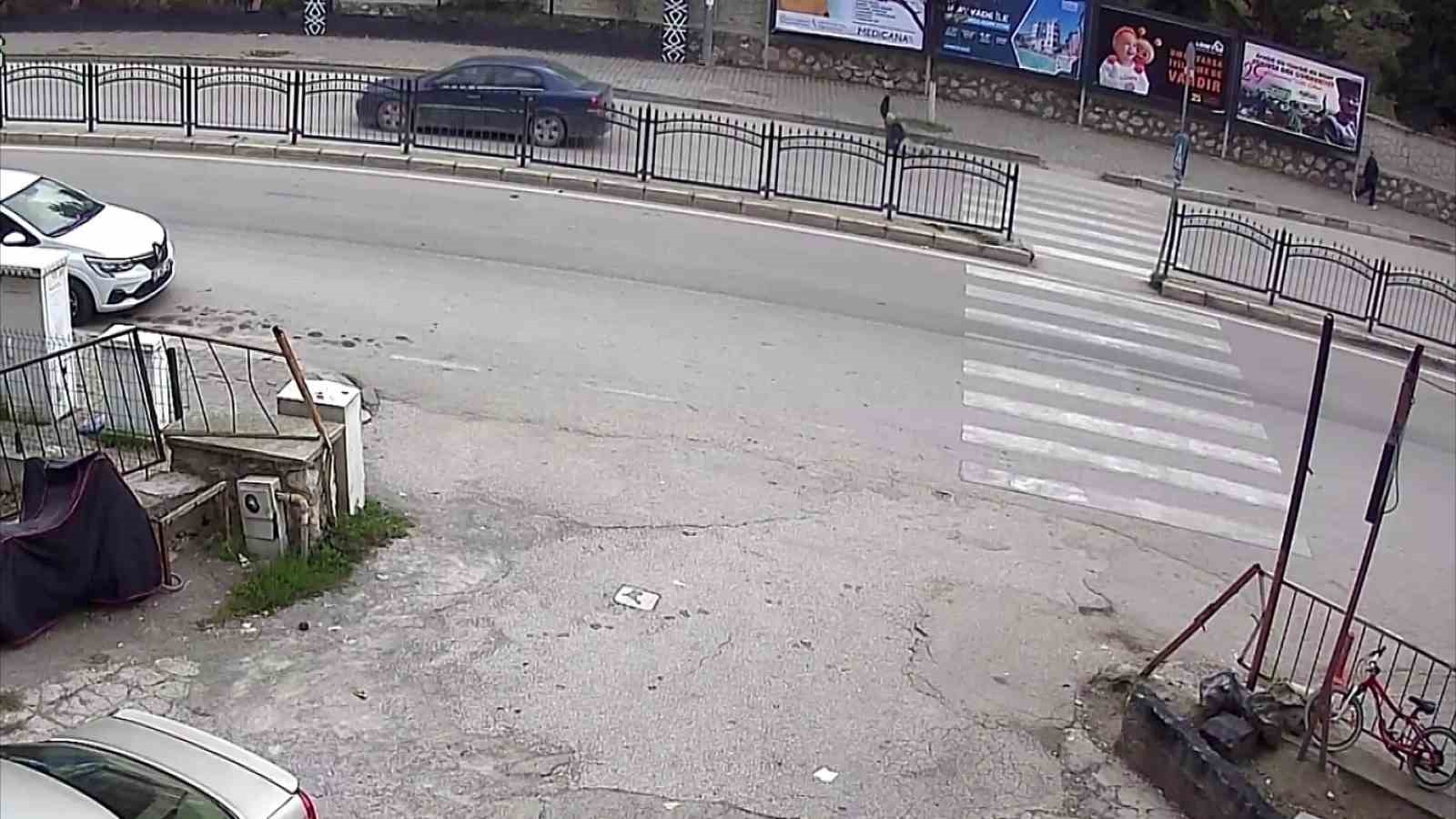 yaya gecidinde 5 gun arayla yasanan iki kaza kamerada 2 vyUifVaY