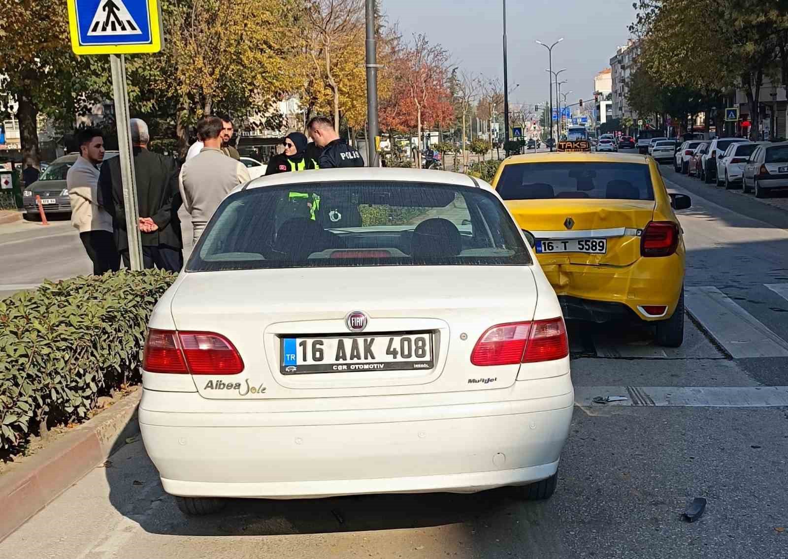 yaya gecidinde anne ve bebege otomobil boyle carpti 1 FAzVtAqf
