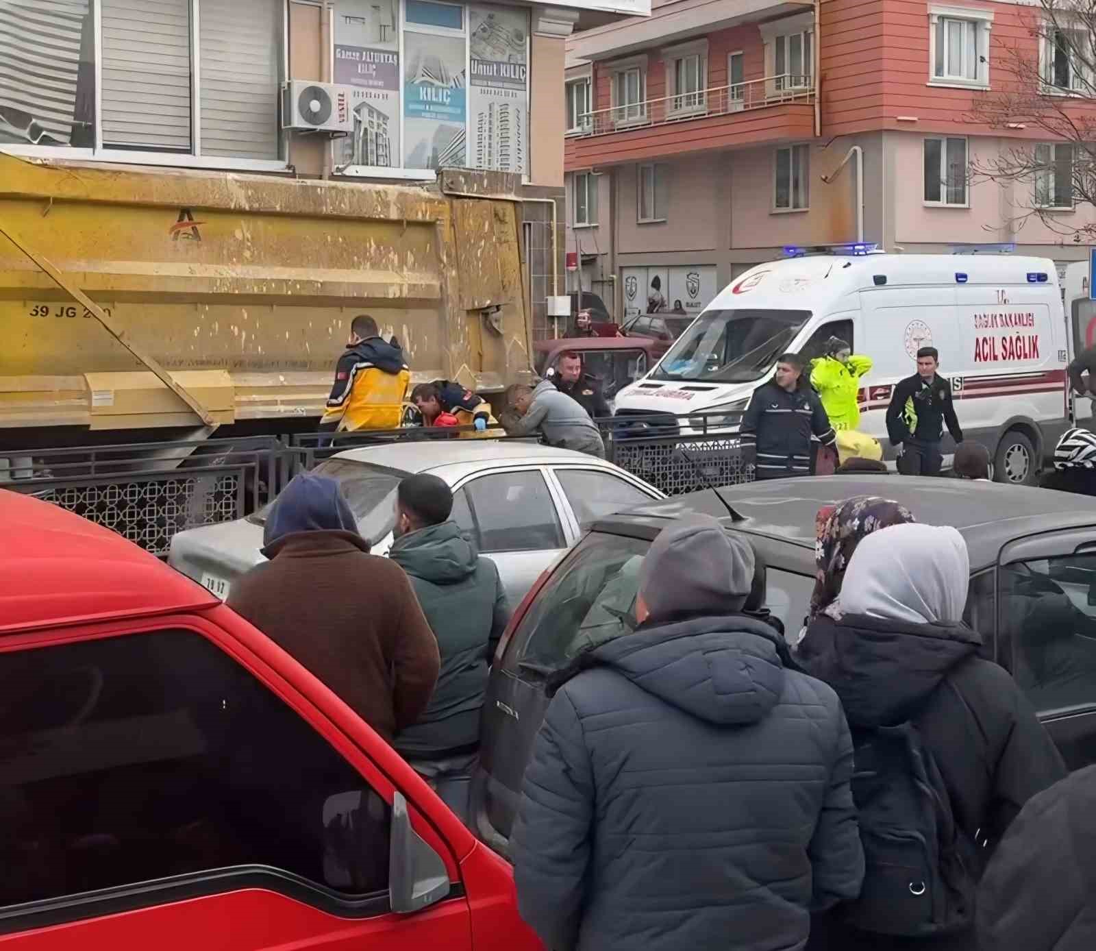 yaya gecidinde kamyonun carptigi kadin yaralandi vatandaslar surucuye saldirdi 2 Aai6d1Kl