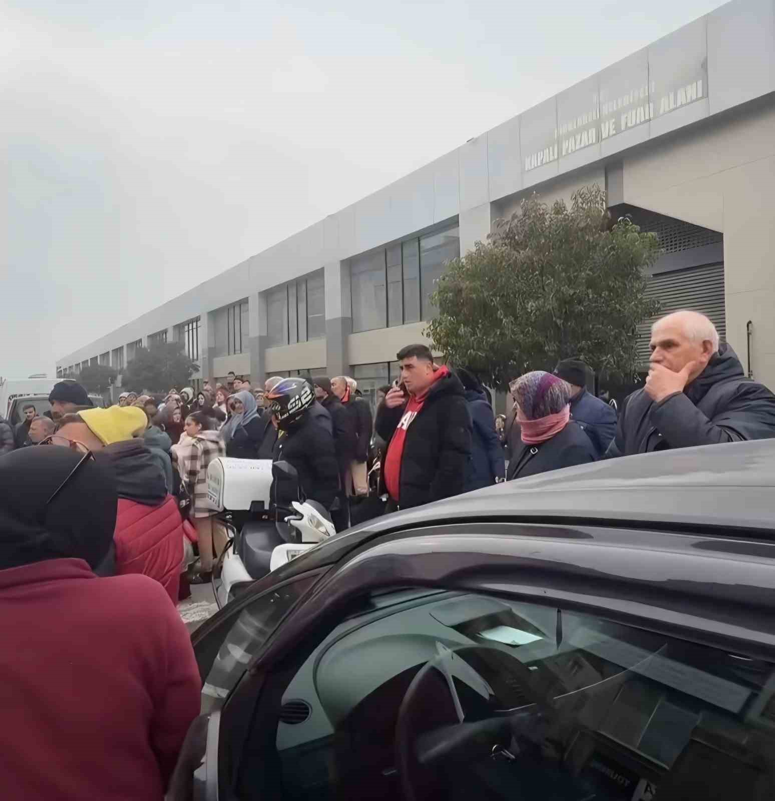 yaya gecidinde kamyonun carptigi kadin yaralandi vatandaslar surucuye saldirdi 3 cr7tvTsP