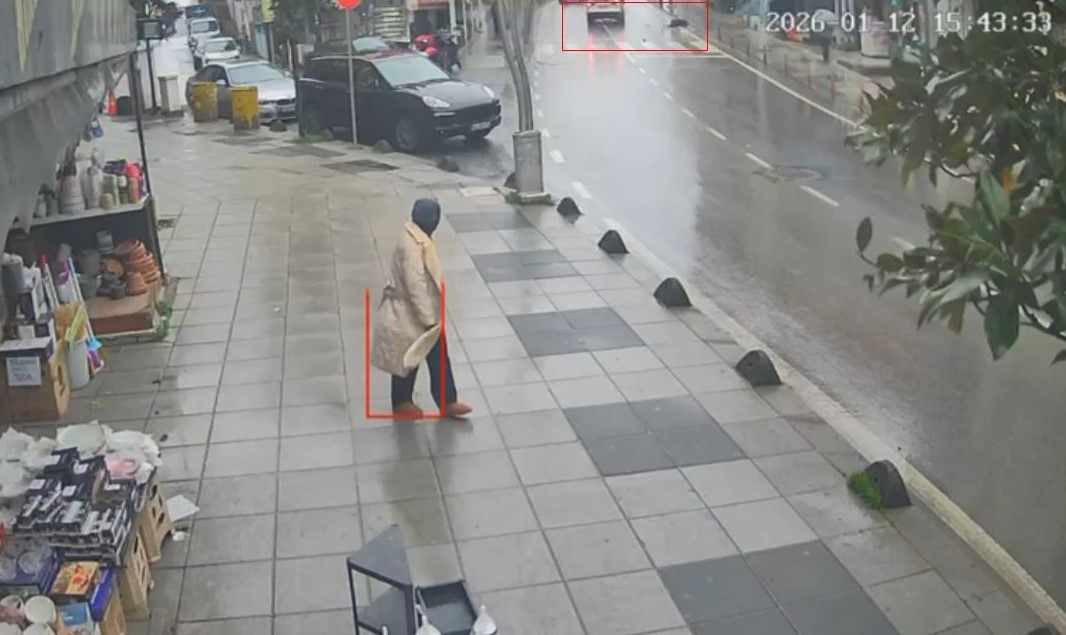 yaya gecidinde otomobilin carptigi kadin yasam mucadelesi veriyor 1 33zDZlt6