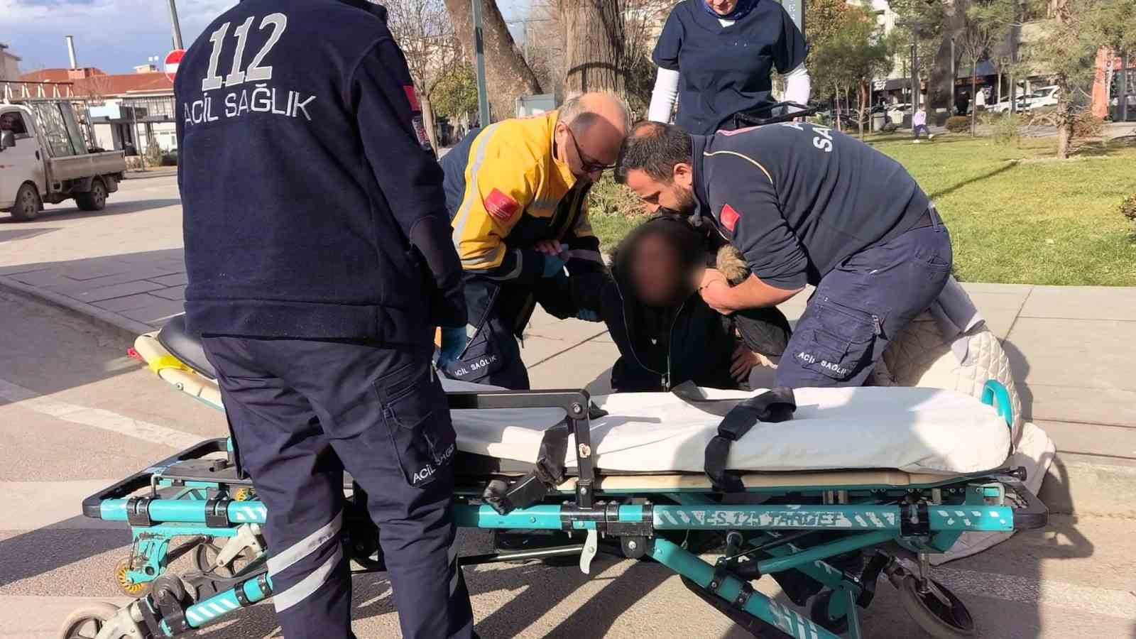Yaya geçidinden geçen 2 kadına otomobil çarptı 5 yaya gecidinden gecen 2 kadina otomobil carpti 1 tSyF9Q1B