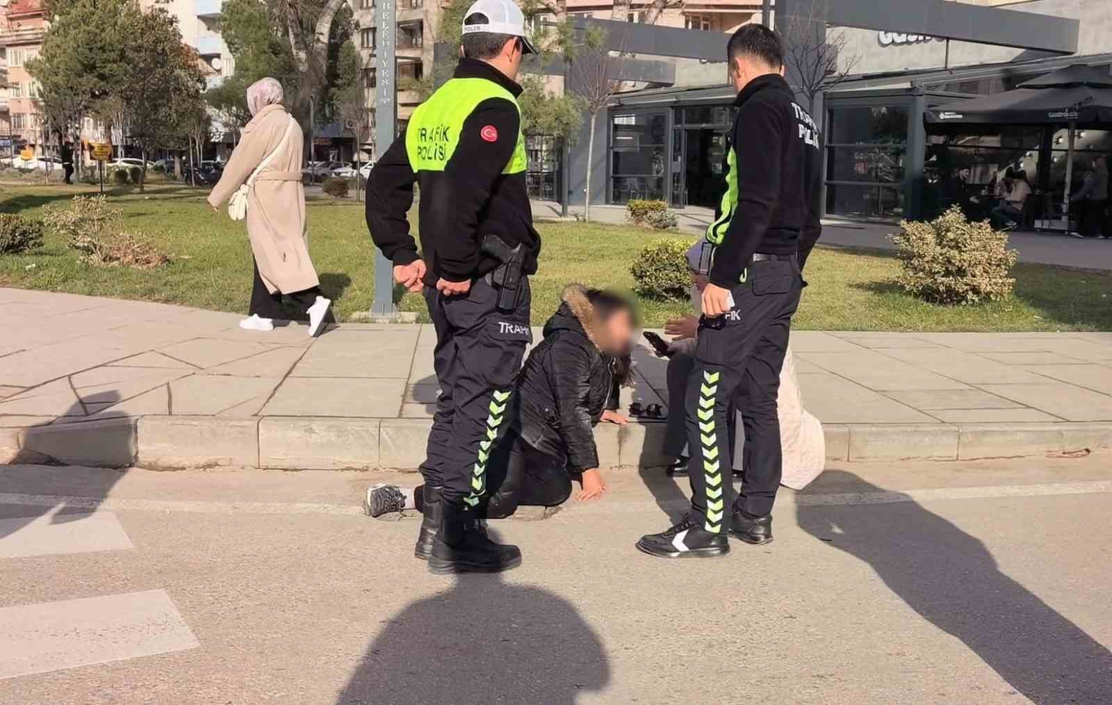 Yaya geçidinden geçen 2 kadına otomobil çarptı 6 yaya gecidinden gecen 2 kadina otomobil carpti 2 V2JqQ5tB