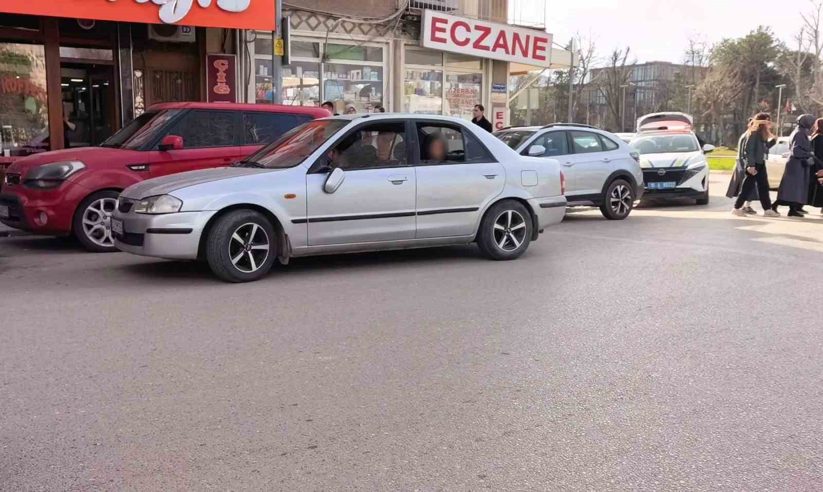 Yaya geçidinden geçen 2 kadına otomobil çarptı 7 yaya gecidinden gecen 2 kadina otomobil carpti 3 ALpOzMuj
