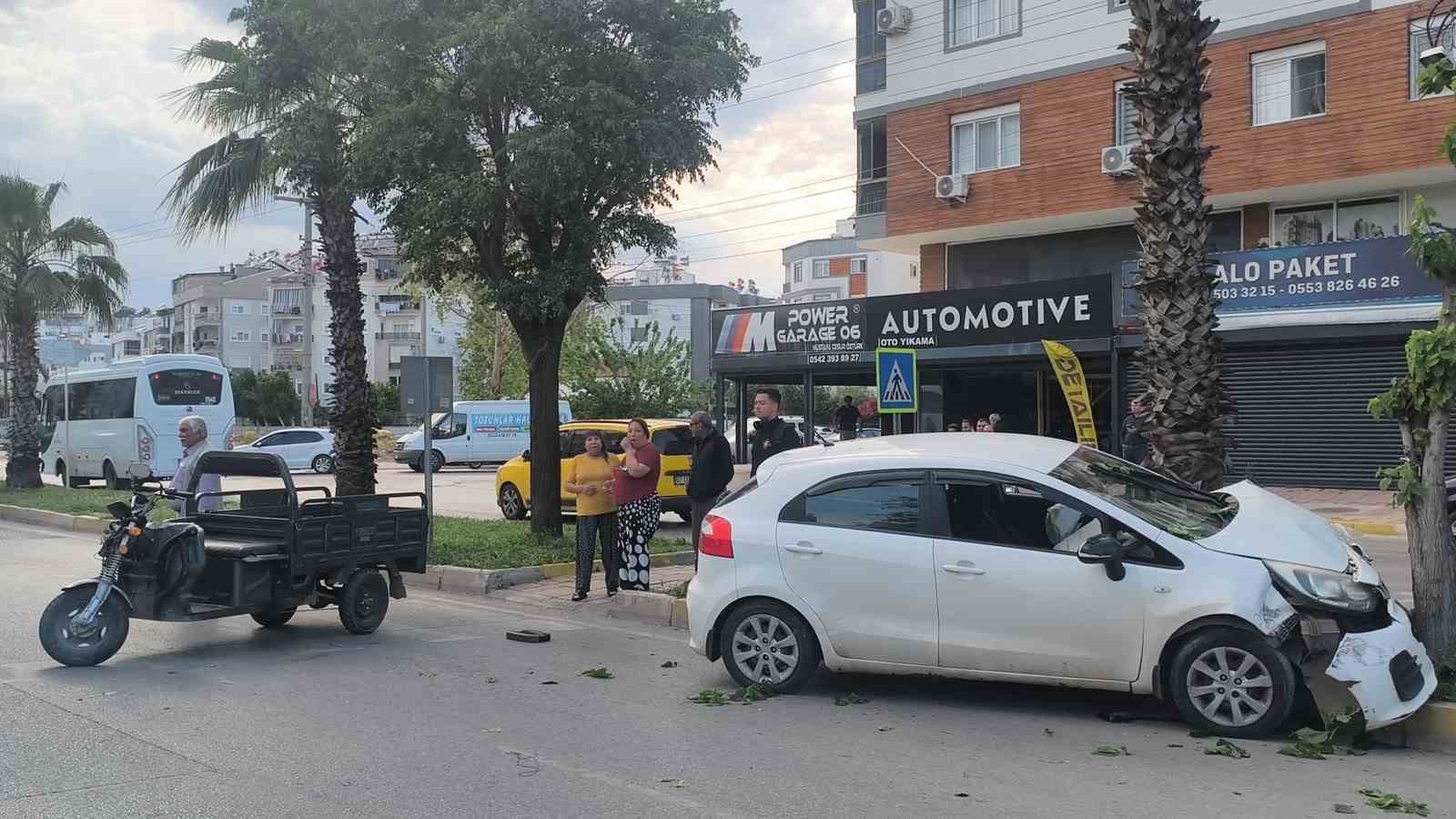 yaya gecidinden gecen motosiklete carpmamak icin direksiyonu kirinca agaca carpti 2 sOWTch3v
