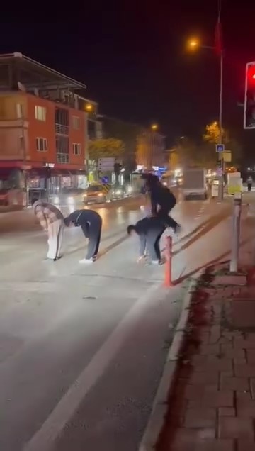 yaya gecidinden karsiya birdirbir oynayarak gectiler 1