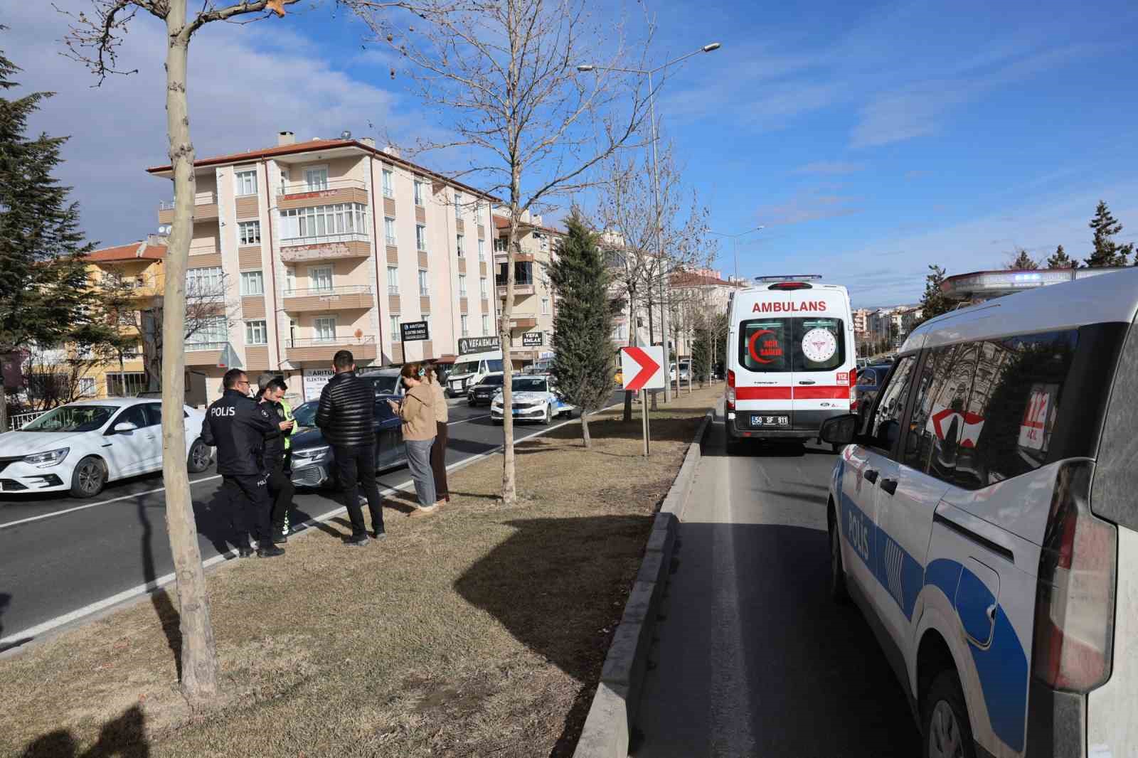 Yaya geçidine 100 metre mesafede karşıya geçerken otomobilin çarptığı şahıs hayatını kaybetti 4 yaya gecidine 100 metre mesafede karsiya gecerken otomobilin carptigi sahis hayatini kaybetti 0