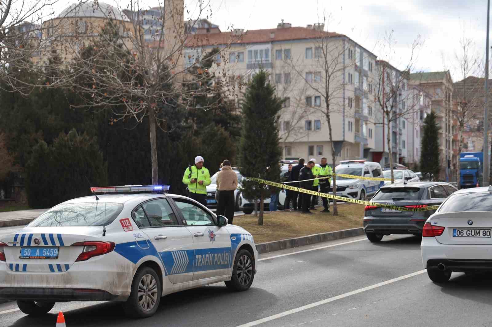 Yaya geçidine 100 metre mesafede karşıya geçerken otomobilin çarptığı şahıs hayatını kaybetti 7 yaya gecidine 100 metre mesafede karsiya gecerken otomobilin carptigi sahis hayatini kaybetti 3 P31VLpMA