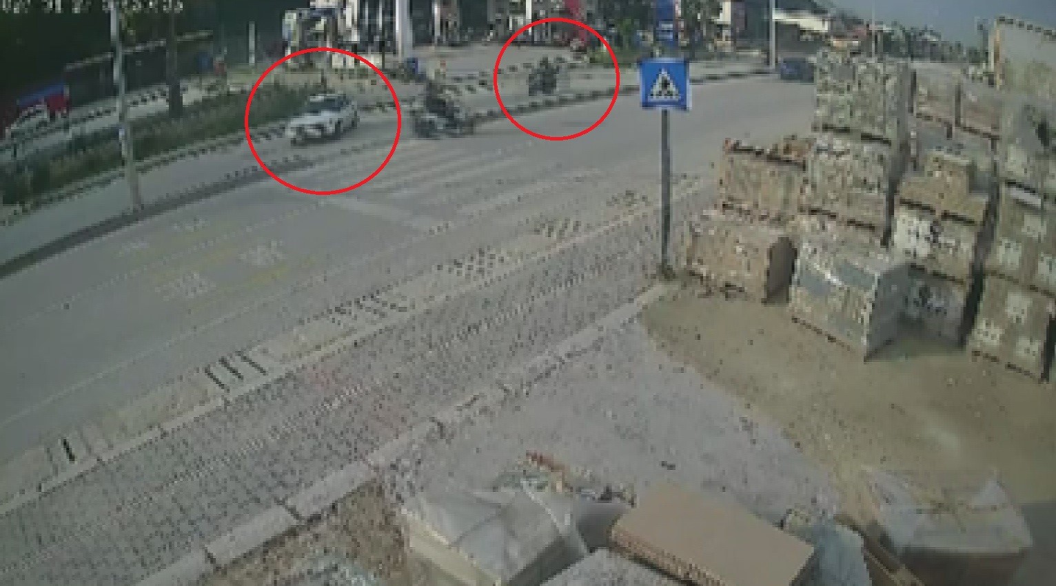 yaya gecidini kullanmaya calisan otomobille carpisan motosikletli metrelerce havaya uctu 0 Ls3FiB5e