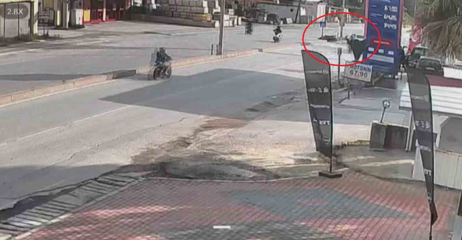 yaya gecidini kullanmaya calisan otomobille carpisan motosikletli metrelerce havaya uctu 3 BywIkOpP