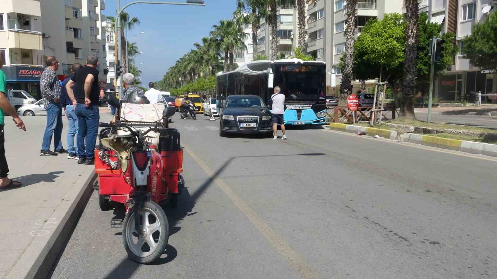 yaya yolunu kullanan 3 tekerli motosiklet ile otomobil carptisti 1 yarali 1 bgnjiuhL