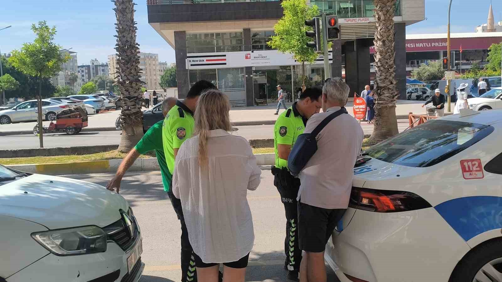 yaya yolunu kullanan 3 tekerli motosiklet ile otomobil carptisti 1 yarali 2 tkVblvs5