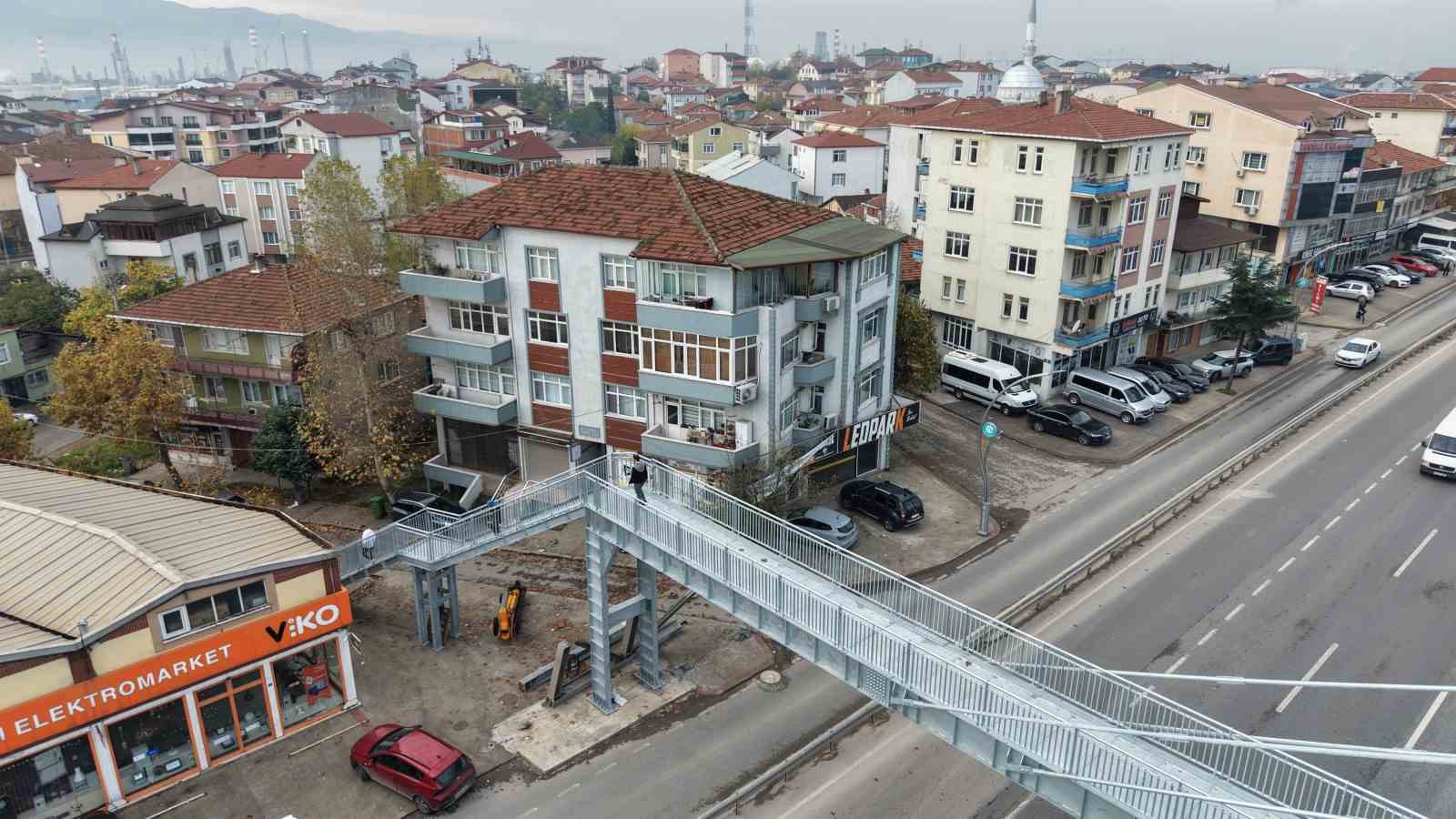 yayalar evimi izliyor sikayeti ust gecidi yiktirdi evi yine gorebiliyoruz 0 XCtbROyY