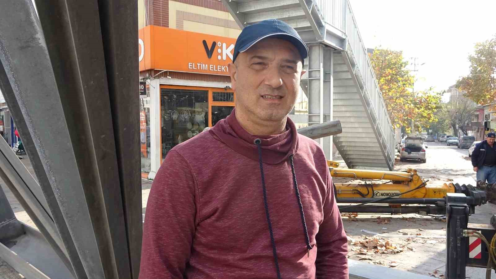 yayalar evimi izliyor sikayeti ust gecidi yiktirdi evi yine gorebiliyoruz 1 rR2Sz43h