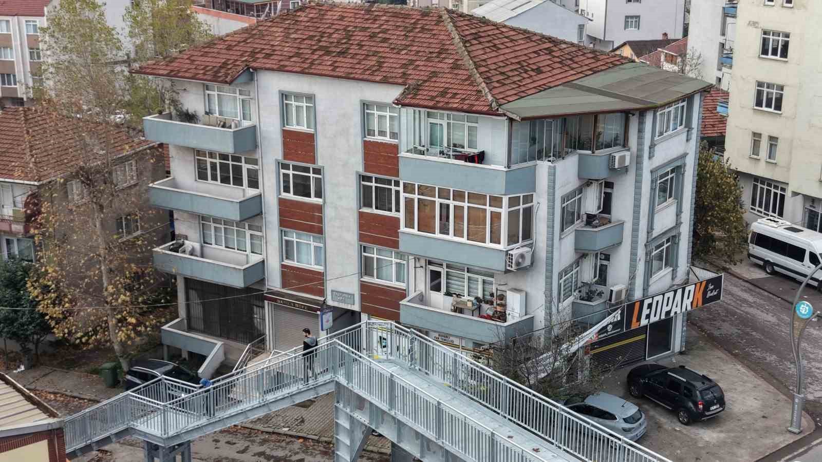 yayalar evimi izliyor sikayeti ust gecidi yiktirdi evi yine gorebiliyoruz 4 m3EhHyt5