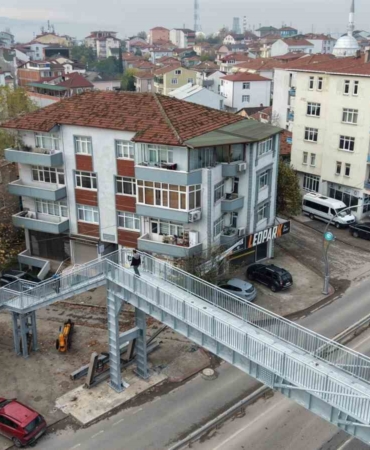 yayalar-evimi-izliyor-sikayeti-ust-gecidi-yiktirdi-evi-yine-gorebiliyoruz-gZrYSit9.jpg