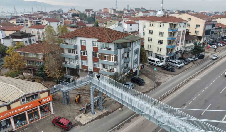 yayalar-evimi-izliyor-sikayeti-ust-gecidi-yiktirdi-evi-yine-gorebiliyoruz-gZrYSit9.jpg