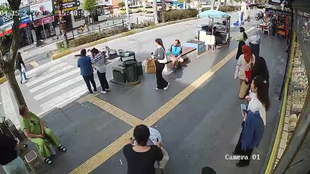 yayalara carpan motosiklet surucusu yaralilar yerde yatarken olay yerinden kacti 1