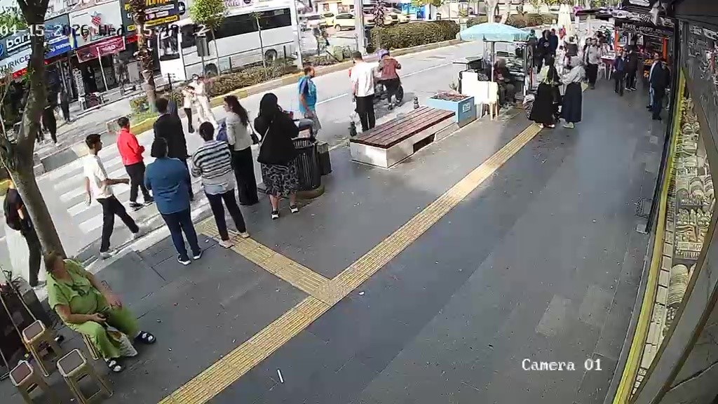 yayalara carpan motosiklet surucusu yaralilar yerde yatarken olay yerinden kacti 2 aABsPP6A