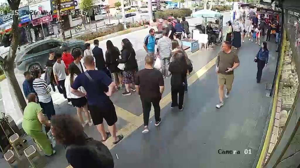 yayalara carpan motosiklet surucusu yaralilar yerde yatarken olay yerinden kacti 3 47PR4irn