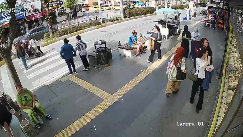 yayalara carpan motosiklet surucusu yaralilar yerde yatarken olay yerinden kacti 4 vtvwign9