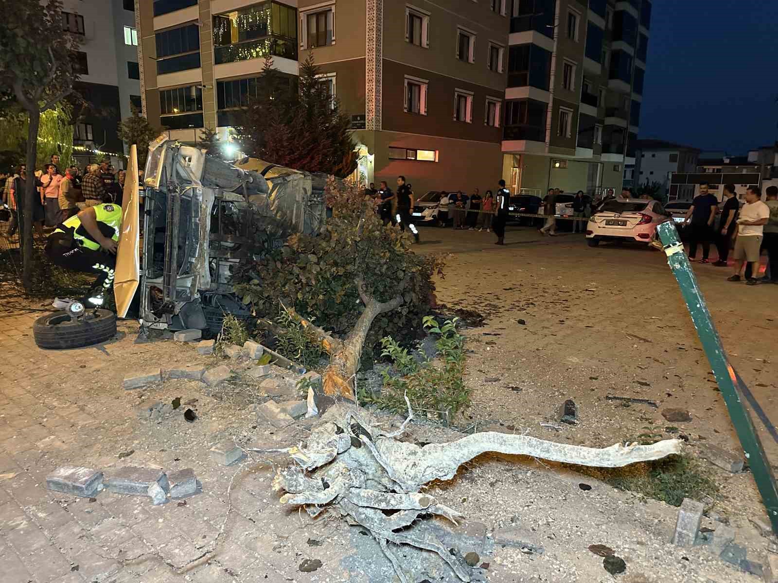 yayalara carpan otomobil takla atarak otoparka daldi 1i agir 3 yarali 0 uvwFLynt