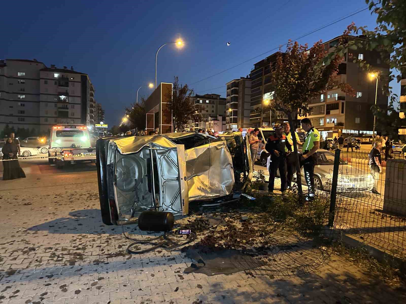 yayalara carpan otomobil takla atarak otoparka daldi 1i agir 3 yarali 1 PKfJ569Y