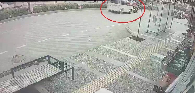 yayalara yol veren motosiklete otomobilin carptigi anlar kamerada 1 yarali 0 P6FV8VYP