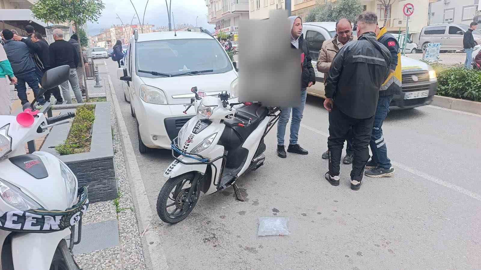 yayalara yol veren motosiklete otomobilin carptigi anlar kamerada 1 yarali 1 U6bHNjFN