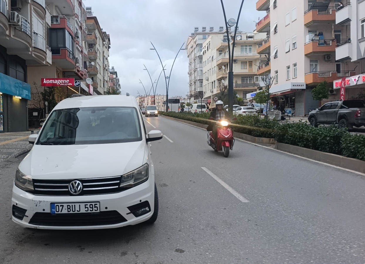 yayalara yol veren motosiklete otomobilin carptigi anlar kamerada 1 yarali 2 hgCEv2z5