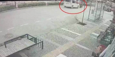 yayalara-yol-veren-motosiklete-otomobilin-carptigi-anlar-kamerada-1-yarali-IZ7PC3Su.jpg