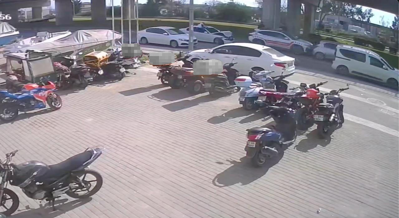 yayalara yol veren otomobile motosikletle arkadan carpti 1 yarali 0 s69qJHGr