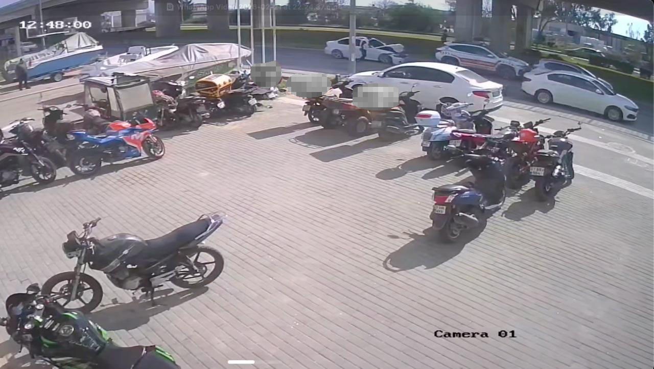yayalara yol veren otomobile motosikletle arkadan carpti 1 yarali 1 iATFfP2C