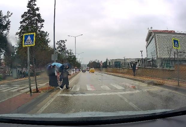 yayalara yol vermeyen otomobil ogrencileri tehlikeye atti 1 9rcEikkO