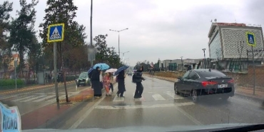 yayalara-yol-vermeyen-otomobil-ogrencileri-tehlikeye-atti-BAQinKQv.jpg