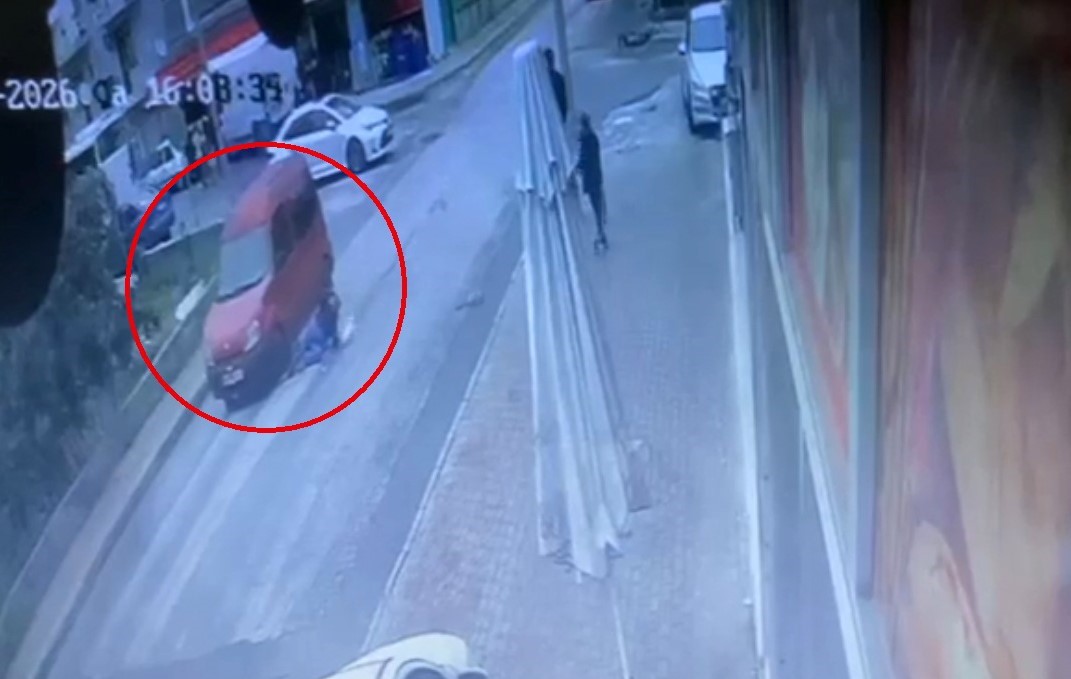 yayanin aracin altinda kaldigi kaza kamerada 3 uiykBBqI
