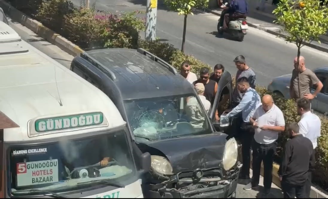 yayaya yol veren minibuse arkadan arac carpti kaza ani kamerada 0 S3QBEw5C