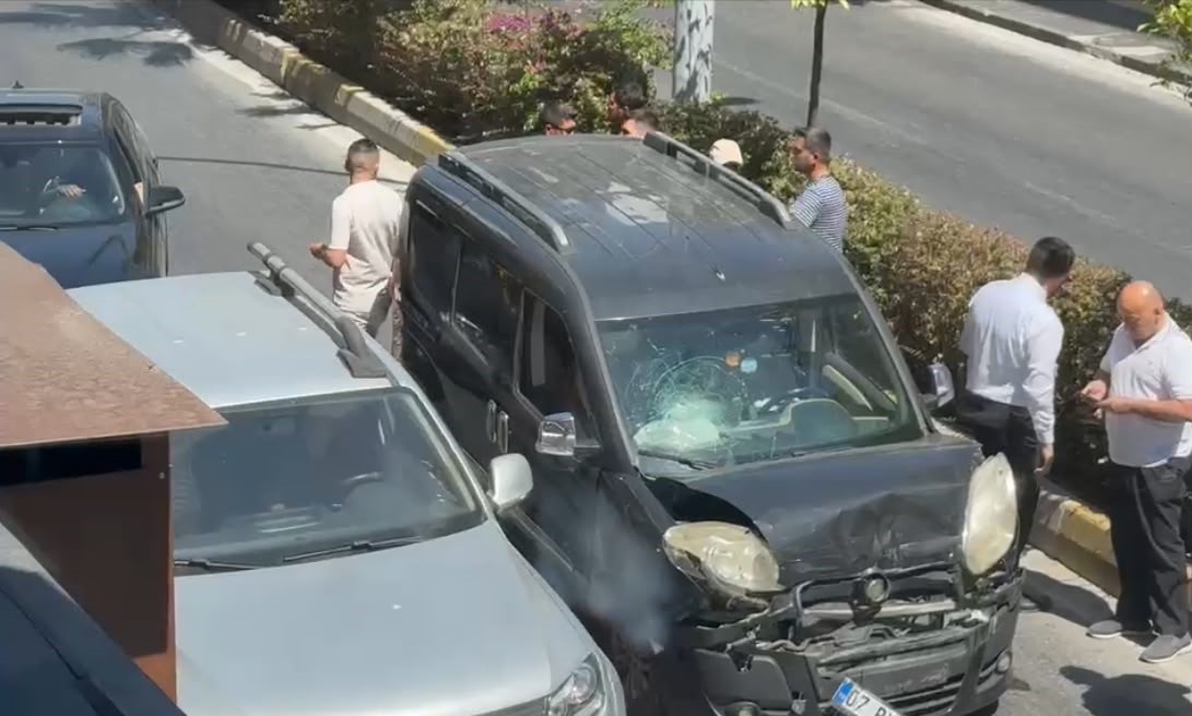 yayaya yol veren minibuse arkadan arac carpti kaza ani kamerada 1 WutNE62K