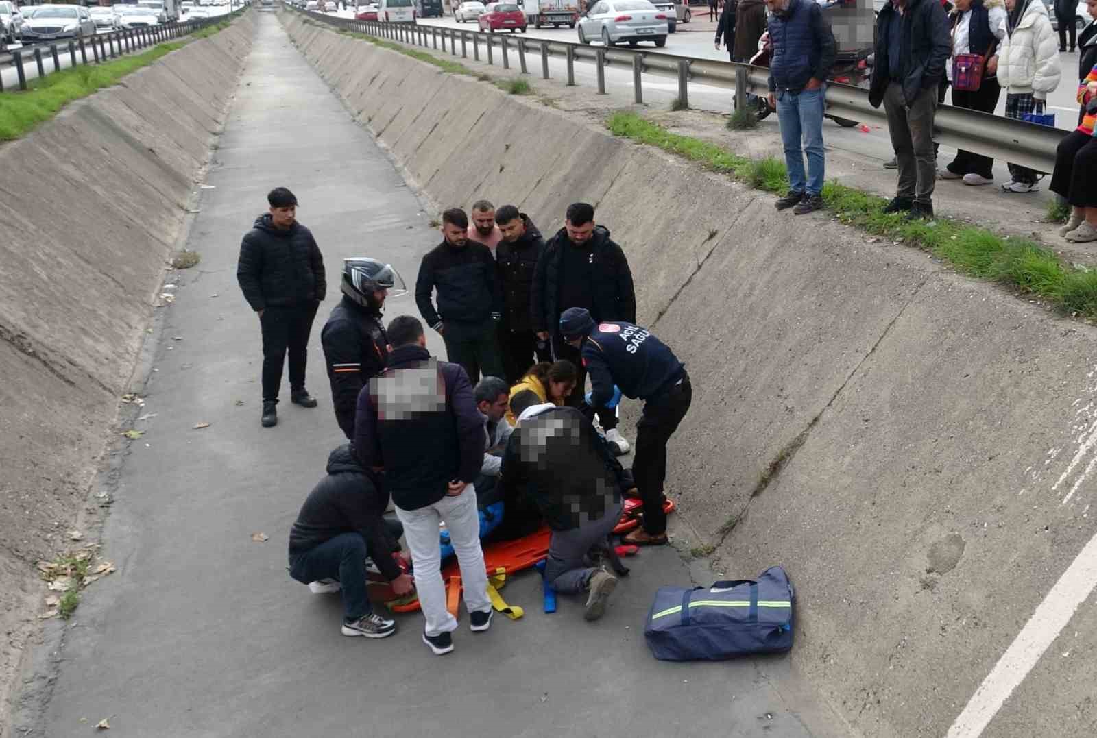 yayaya yol veren motosikletli arkasindan gelen otomobilin carpmasiyla kanala uctu 0 yLhgvPlE