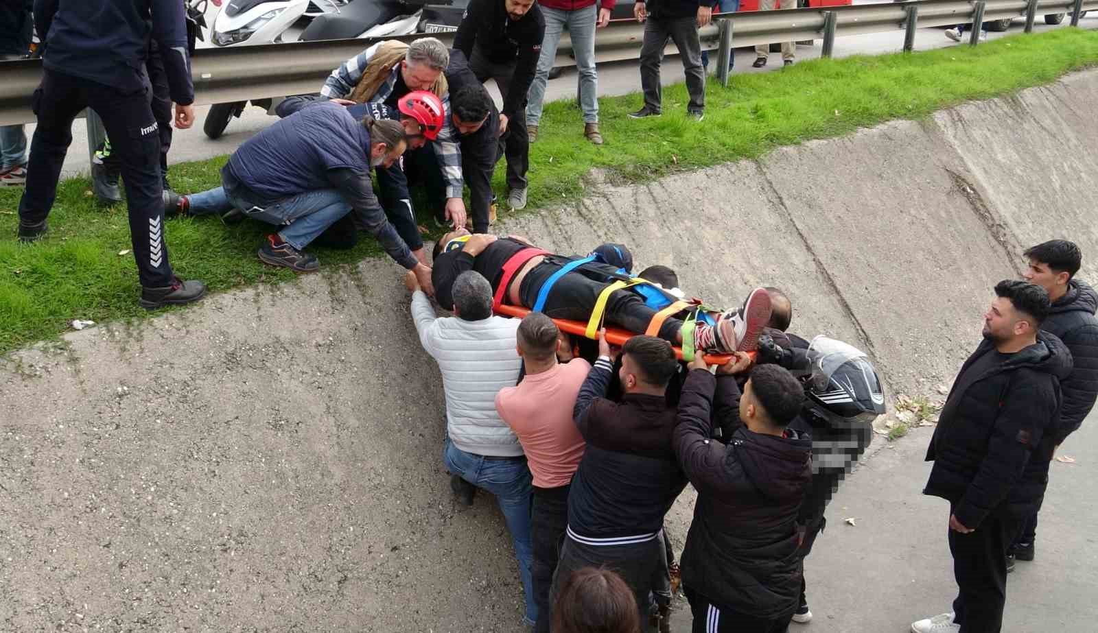 yayaya yol veren motosikletli arkasindan gelen otomobilin carpmasiyla kanala uctu 1 f7CENN2s