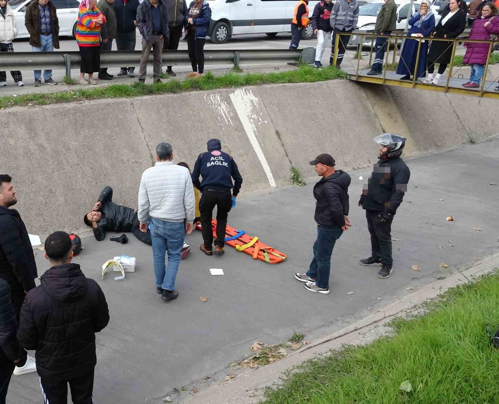 yayaya yol veren motosikletli arkasindan gelen otomobilin carpmasiyla kanala uctu 2 Nkp2e63N